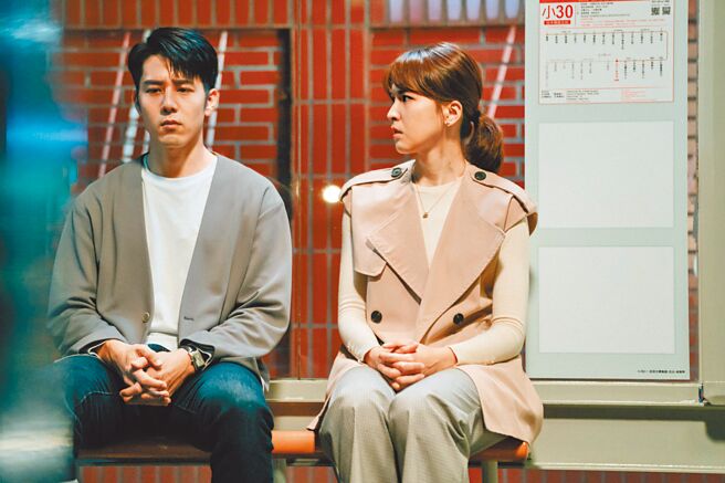 胡宇威（左）與曾沛慈在《親愛的亞當》有多場親密吻戲。（八大提供）