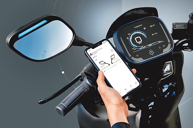 宏佳腾CROXERA M智慧后照镜不分油、电车款和品牌皆可安装(见图)，即日起于啧啧平台（https://www.zeczec.com/projects/croxera-m）开放限时早鸟预购。为了回馈消费者，首波上线推出超超早鸟预购方案，原价5980元的后视镜，现享3980元、67折特价。（宏佳腾提供）