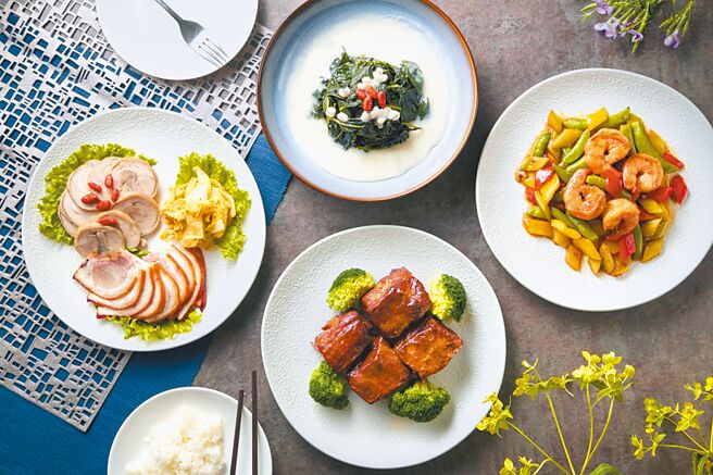 台北喜来登大饭店的「无敌好星情」1泊2食专案送房客主厨私房外带菜组及精选红酒1瓶。（台北喜来登大饭店提供）