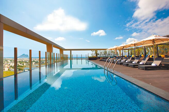 礁溪晶泉丰旅的顶楼无边际温泉泳池。（礁溪晶泉丰旅提供）