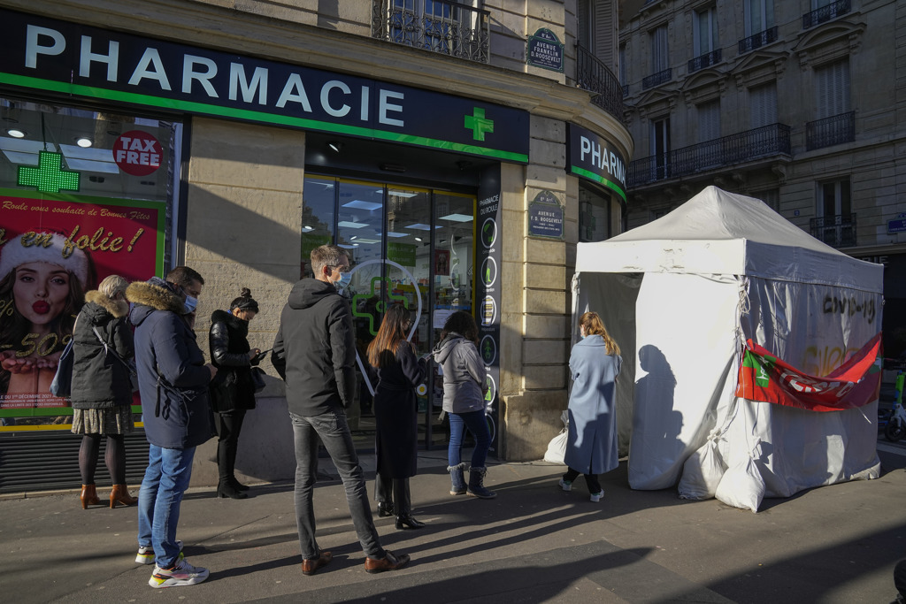 欧洲长期以来是COVID-19（2019冠状病毒疾病）疫情重灾区。图为巴黎街道上，排队等待採检的民众。（资料照/美联社）(photo:ChinaTimes)