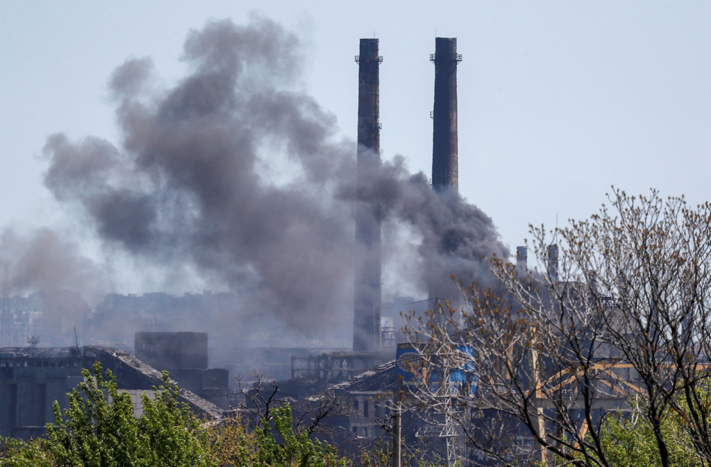 俄军12日强攻马立波的亚速（Azovstal）钢铁厂，冒出阵阵浓烟。（路透）(photo:ChinaTimes)