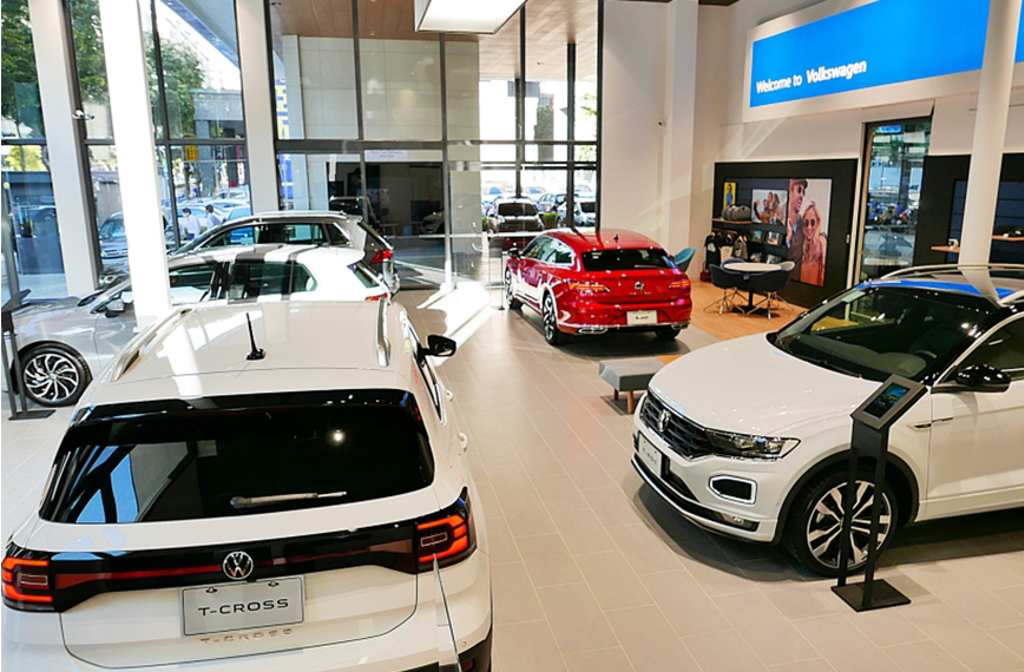 導入新品牌識別New Volkswagen，以落地玻璃帷幕設計，結合明亮挑高的空間規畫，室內搭配自信飽滿的色彩，給予消費者寬闊大器的賞車氛圍。 (圖/台灣福斯汽車提供)