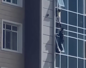 3歲娃掛8樓窗外快撐不住 男子神猛救援畫面曝