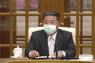 北韓疫情大爆發疑與閱兵有關 金正恩戴口罩開會