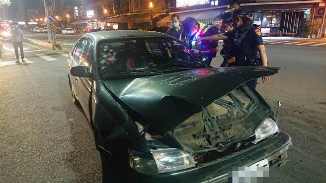 駕駛轎車的男子12日晚間10時許自撞安全島，到院前已無呼吸心跳。（程炳璋攝）