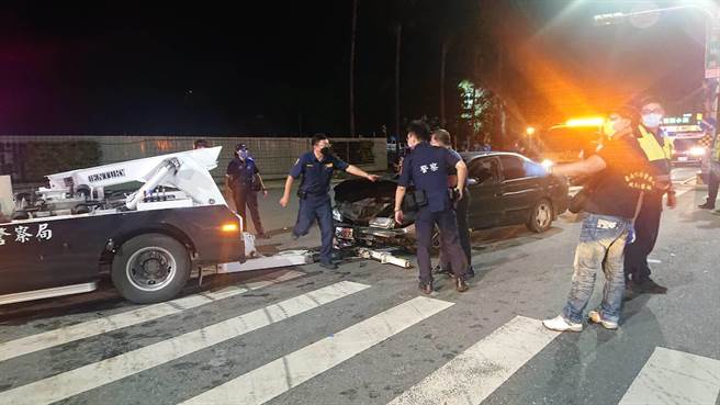警消到場將自撞的肇事車輛拖走。（程炳璋攝）