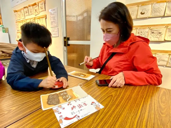 新埔柿染坊推出很疗癒的亲子体验课程。(图/行遍天下提供)