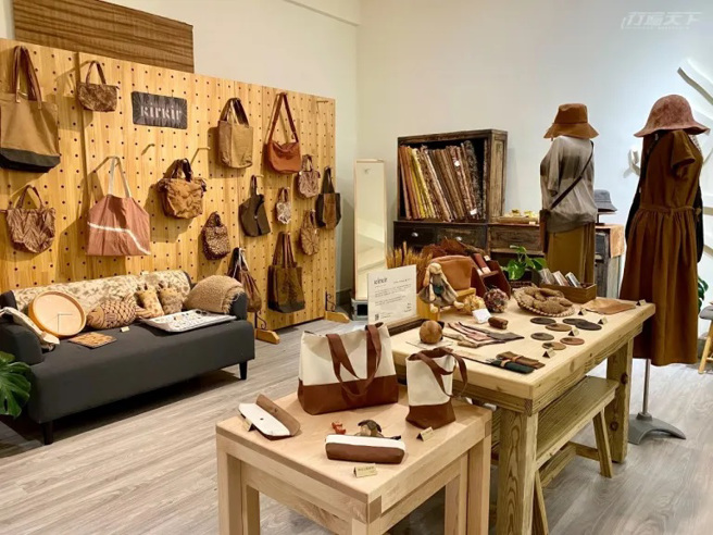 新埔柿染坊的柿染商品实用又好看。(图/行遍天下提供)