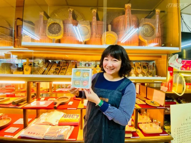吕顺兴饼铺的可爱女主人不仅承传古法制饼，也研制和菓子。(图/行遍天下提供)