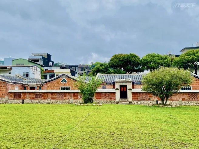 新埔小镇和平街上的潘宅宗祠建筑，现为新竹县的县定古蹟。(图/行遍天下提供)