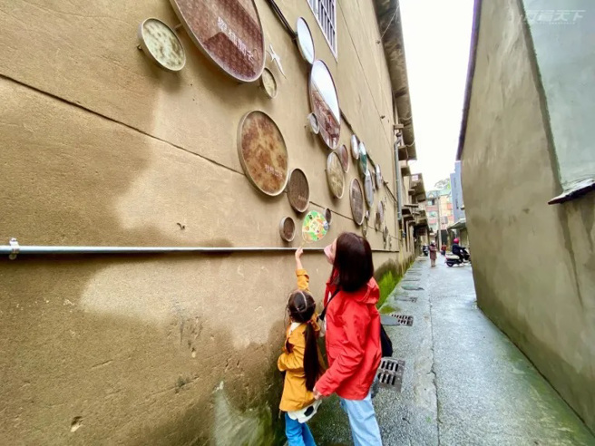 跟着导览老师穿街走巷，处处有风景。(图/行遍天下提供)