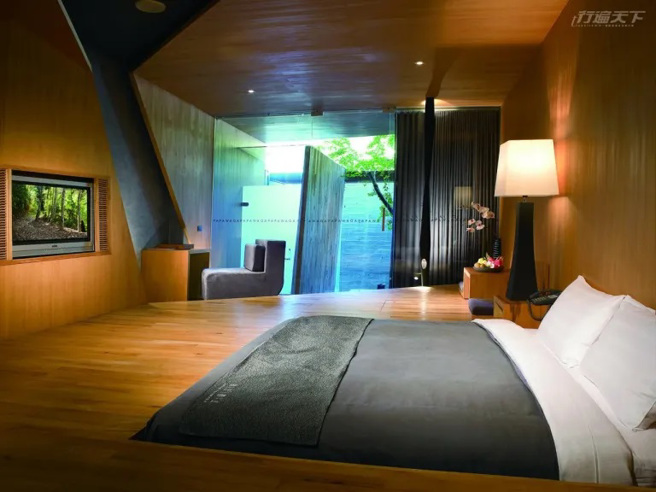 觀止客房與戶外原湯大量採用台灣獨有的肖楠原木製作床、桌、水池與器皿。（圖片提供：泰安觀止溫泉會館）