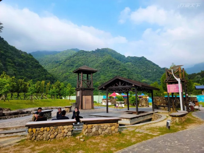 「泰雅原住民文化產業區」戶外設置「打必拉斯溫泉公園」提供免費足浴。(圖/行遍天下提供)