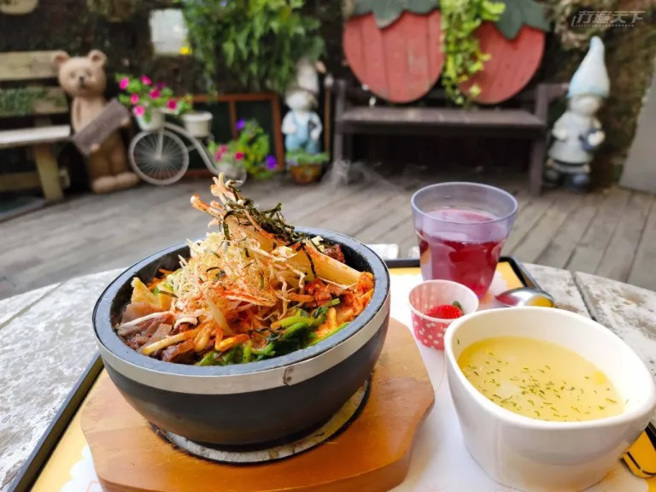 大湖人氣咖啡屋花間集除了季節限定草莓大餐，亦有美味石鍋拌飯和下午茶等口碑料理。(圖/行遍天下提供)