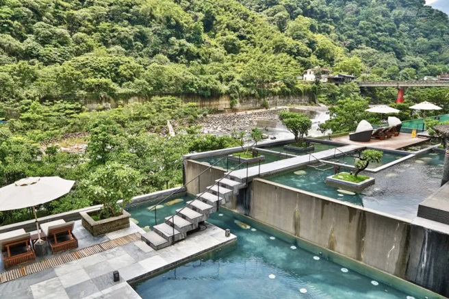 泰安觀止以黑板石步道、觀音石浴池展現泡湯的禪意。（圖片提供：泰安觀止溫泉會館）
