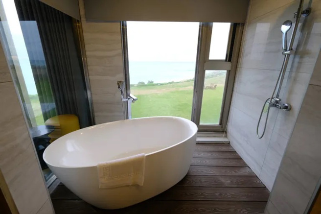 每間房都擁有面對海洋的浴缸！(圖/行遍天下提供)