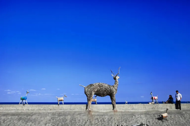台東海岸的海與天，總是充滿解憂顏色。(圖/行遍天下提供)