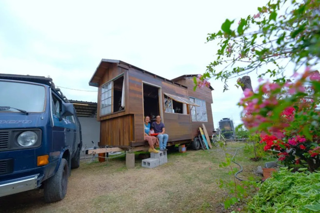一台小車、一棟小木屋，就是一家五口的台東天堂。(圖/行遍天下提供)