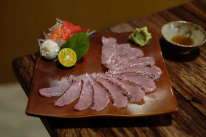 夜月酒食的精緻日本料理，許多食材漁獲都來自東海岸本地。(圖/行遍天下提供)