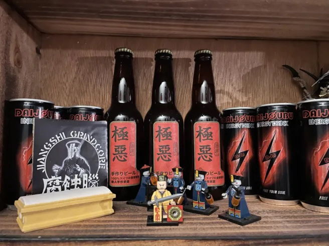 離去前不要忘記欣賞夜月酒食櫃子上，年輕老闆的可愛收藏品。(圖/行遍天下提供)