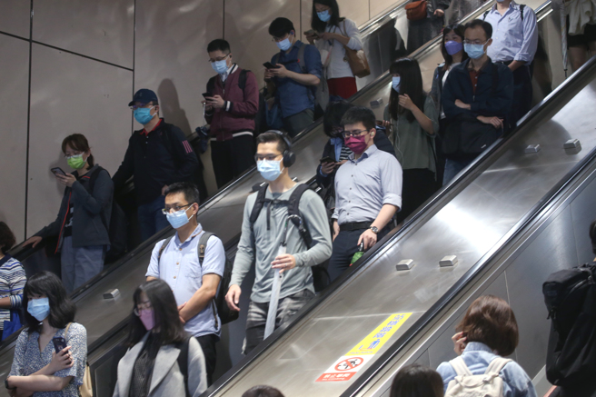 研究数据显示，在公共环境中，透过空气飞沫感染的风险比接触到物体感染风险高一千倍。对接触到的东西进行消毒是有必要的，但不必紧张到狂喷酒精的程度。（图／陈君玮摄）