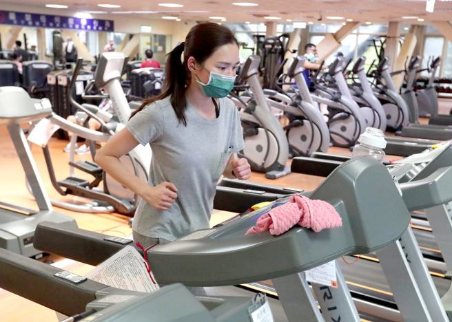 虽然研究数据显示健身房的环境物体病毒载量高，但检测到病毒最多的地方是饮水机按钮，可能是器械使用前后会经常消毒擦拭，而较少想到要为饮水机按钮消毒。（图／郑任南摄）