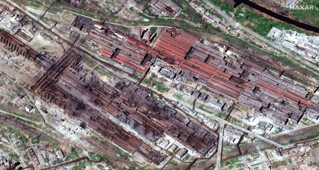 美國馬薩爾科技（Maxar Technologies）4月29日拍下的最新衛星畫面顯示，馬立波亞速鋼鐵廠在俄軍猛轟下嚴重摧毀，部分屋頂完全塌陷、建築被夷為平地。（圖／路透社、馬薩爾科技提供）