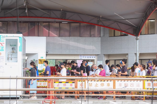 新冠疫情延烧，医疗量能受到挤压，不少民眾前来筛检站做PCR。（粘耿豪摄）