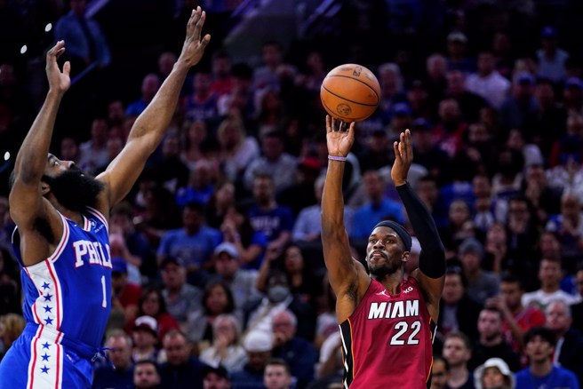 吉米巴特勒(右)今天攻下全场最高32分。(美联社)