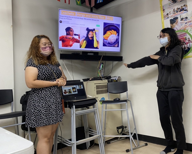 泰国籍讲师娜芈(左一)分享因泰国籍饶舌歌手Milli表演时食用芒果糯米饭，使芒果糯米饭蔚为风潮。(移民署嘉义市服务站提供)