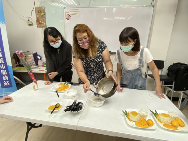 泰国籍讲师娜芈(中)制作芒果糯米饭。(移民署嘉义市服务站提供)