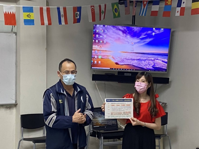 嘉义市服务站宣导法令及安心接种专案。(移民署嘉义市服务站提供)