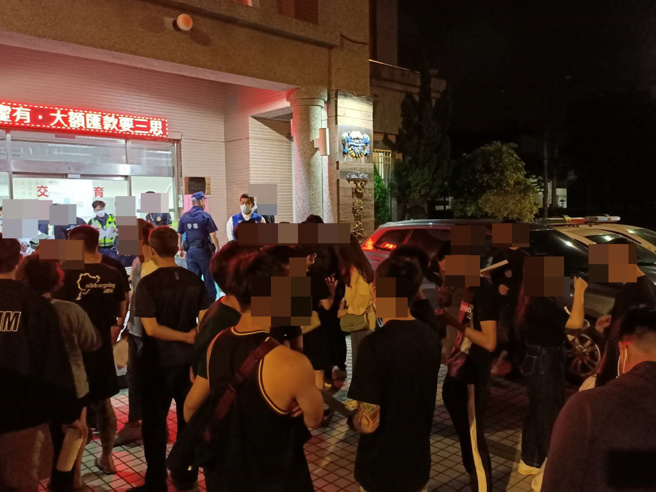 台南超跑男吸金數億落跑，躲北市知名飯店遭逮，受害民眾日前擠爆警局報案。（戴志揚翻攝）