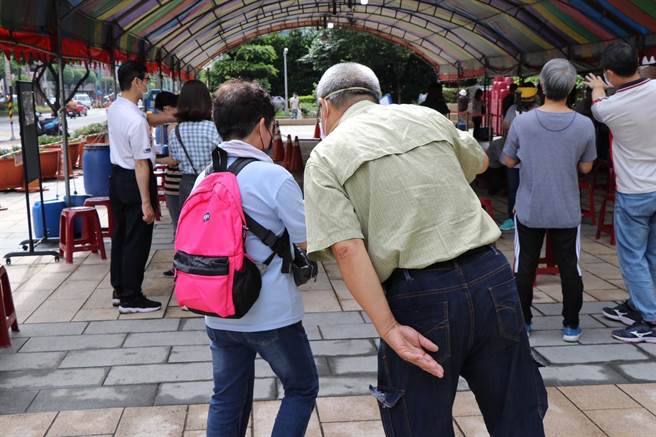 中壢區公所行政人員和里幹事教民眾操作系統。（蔡明亘攝）