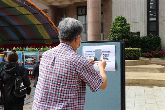 入口處也有QR code可以掃，方便民眾操作系統。（蔡明亘攝）