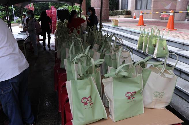 區公所人員日夜趕工籌備關懷包發送作業。（蔡明亘攝）