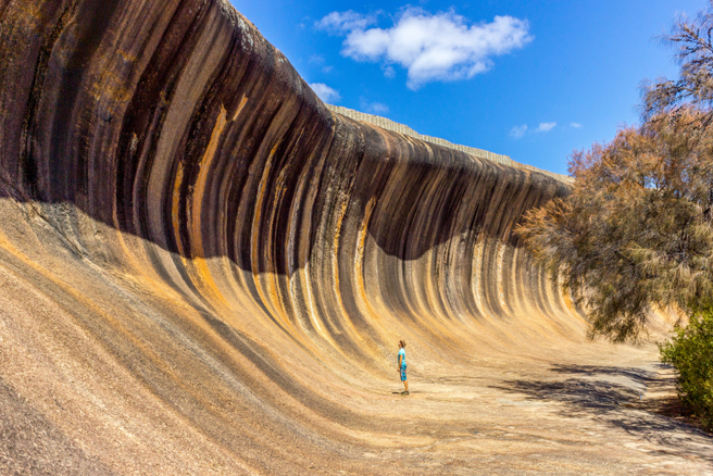 這片長約100公尺、高15公尺的「海浪」其實是由岩石所組成，因為外觀跟海浪相似，所以被取名為「波浪岩」。（示意圖／達志影像）