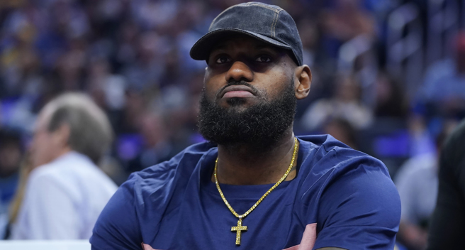 詹姆斯强压3大足球员登顶(美联社资料照)