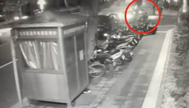 林嫌犯案后骑乘机车到新北市立三重医院外，再换搭计程车逃逸。（警方提供）