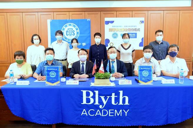 侨泰高中与加拿大布莱斯学院签订MOU，合作推动台加高中双联学程。（侨泰高中提供／卢金足台中传真）