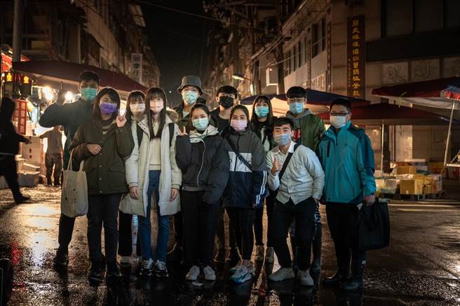 海洋大学-「PRAWNtech养殖水下扫地机器人」团队前往基隆崁仔顶进行市场调查。（教育部提供／林志成台北传真）