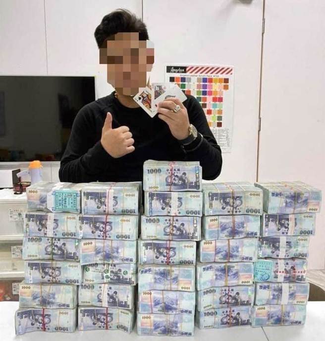 24歲劉姓男子涉嫌以代操股票手法違法吸金，還常在社群網站大秀名車、現金炫耀績效。（摘自臉書／洪榮志台南傳真）