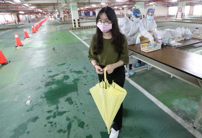 台北市政府增設防疫急門診，不少民眾冒雨前往。（鄭任南攝）