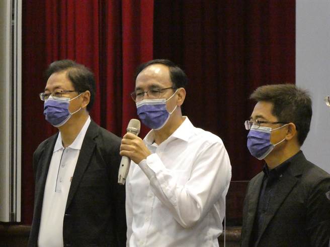 國民黨主席朱立倫6月1日將出發訪美，黨內傳出朱屆時將不再談親美和中。朱今受訪反問，堅持兩岸和平算不算和中？堅持民主自由算不算親美？國民黨從頭到尾都捍衛中華民國，堅持民主自由，維護台海和平，盼兩岸能夠穩定交流和平。（周志豪攝）