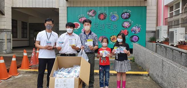 澎湖县副议长陈双全13日捐出一个月的薪资所得，赠送500剂唾液快筛、近2万份医疗用防疫口罩，给澎湖县给27所公私立幼儿园。（陈双全提供）