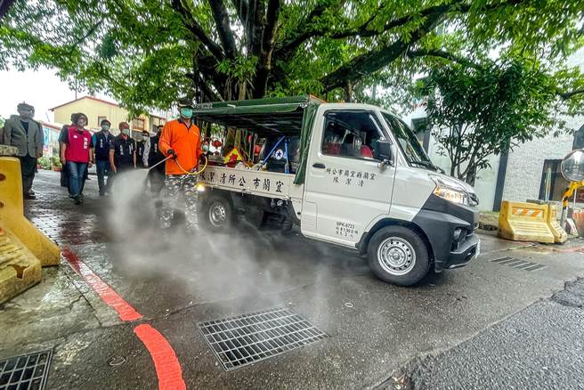 宜蘭市公所由各里長提報消毒點，採全市巡迴式消毒，市公所盼民眾可以心安，巡迴式消毒也會延續到疫情趨緩為止。（李忠一攝）