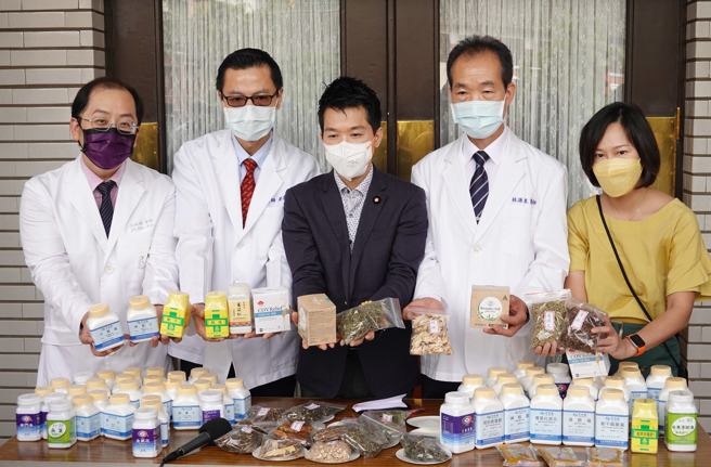 立委何志伟（中）、台北市中医师公会理事长林源泉（右二）、副理事长沈瑞斌（左）等人13日带着清冠一号及各式中药材，举行「坊间来路不明类清冠一号都是假药，不但伤身还伤荷包」记者会，呼吁民眾不要轻信及购买坊间贩售不明来源的类清冠药材，一定要经中医师看诊并开处方笺拿药，才不会伤财又伤身。（姚志平摄）