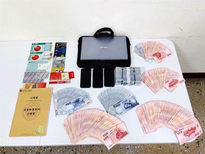 台南市警方逮獲劉姓男子後，當場起出百餘萬元現金。（讀者提供／洪榮志台南傳真）