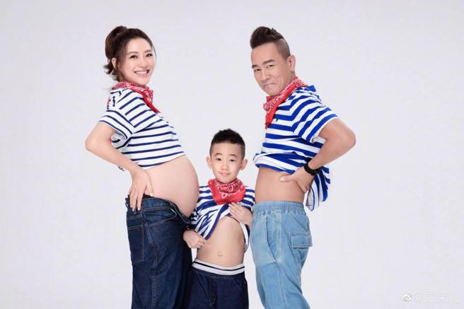 陈小春一家非常和睦，也喜获二子。(图/翻摄自「应采儿」微博)